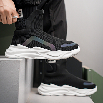 Férfiak számára készült sportos, hétköznapi cipő hálós felsőrésszel, vastag gumitalppal, injektált talp-technológiával, fűzővel zárható, alacsony bokaszár.