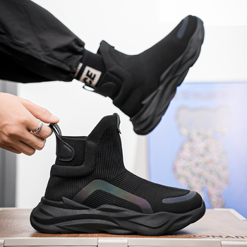 Férfiak számára készült sportos, hétköznapi cipő hálós felsőrésszel, vastag gumitalppal, injektált talp-technológiával, fűzővel zárható, alacsony bokaszár.