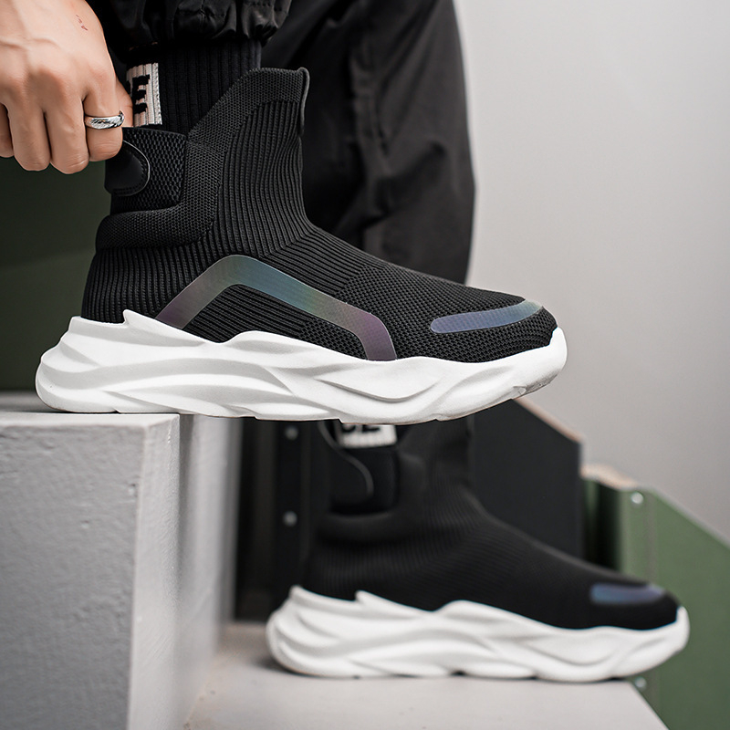 Férfiak számára készült sportos, hétköznapi cipő hálós felsőrésszel, vastag gumitalppal, injektált talp-technológiával, fűzővel zárható, alacsony bokaszár.