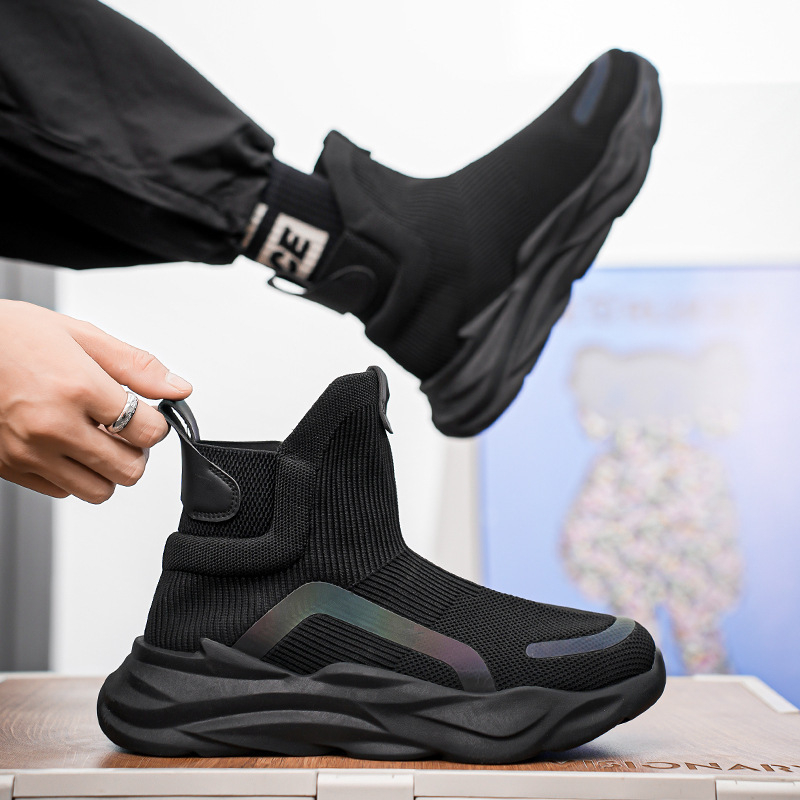 Férfiak számára készült sportos, hétköznapi cipő hálós felsőrésszel, vastag gumitalppal, injektált talp-technológiával, fűzővel zárható, alacsony bokaszár.