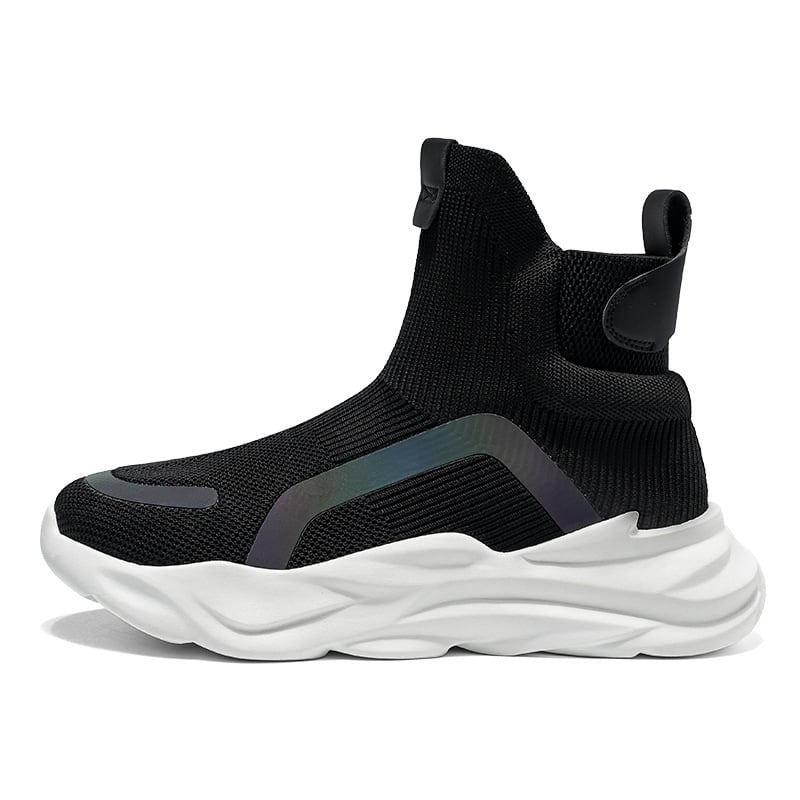 Férfiak számára készült sportos, hétköznapi cipő hálós felsőrésszel, vastag gumitalppal, injektált talp-technológiával, fűzővel zárható, alacsony bokaszár.