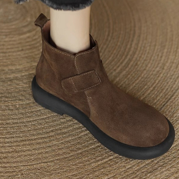 Дамски велурени ботуши с pull-on дизайн, кръгла пръст, нисък ток 1–3 см, гумена подметка, къс маншет