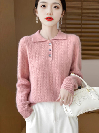 Женски пуловер с поло яка и кабелно плетиво, удебелен модел; основна материя: вълна 95%+; вторичен компонент: вълна 90–95% (есен 2025)