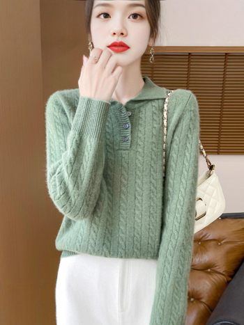 Женски пуловер с поло яка и кабелно плетиво, удебелен модел; основна материя: вълна 95%+; вторичен компонент: вълна 90–95% (есен 2025)