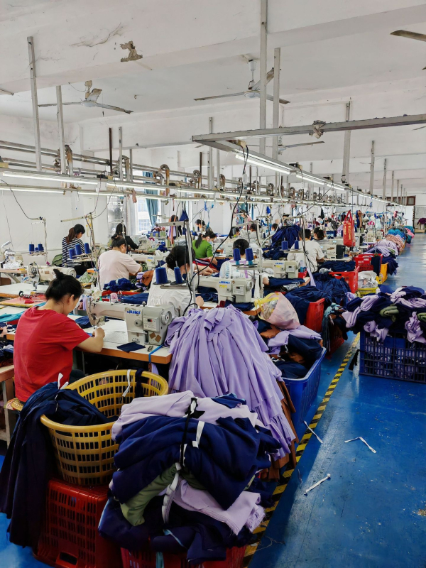 Женски комплект: топ с дълги ръкави и къси панталони, еднотонен полиестер, съдържание над 95% полиестер, колажни шевове, летен модел 2025