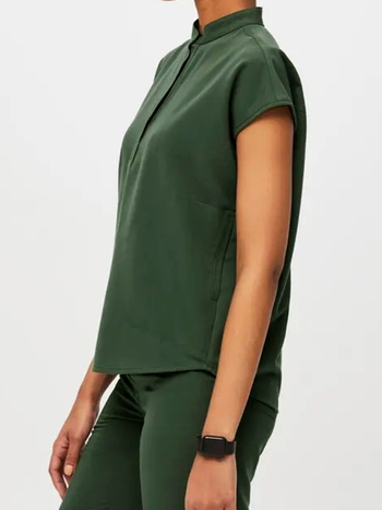 Σετ με πολλά τσεπάκια: κοντομάνικη μπλούζα με ψηλό γιακά και jogger παντελόνια, ύφασμα που απομακρύνει την υγρασία, μείγμα πολυεστέρα-ελαστάνης