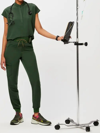 Σετ με πολλά τσεπάκια: κοντομάνικη μπλούζα με ψηλό γιακά και jogger παντελόνια, ύφασμα που απομακρύνει την υγρασία, μείγμα πολυεστέρα-ελαστάνης