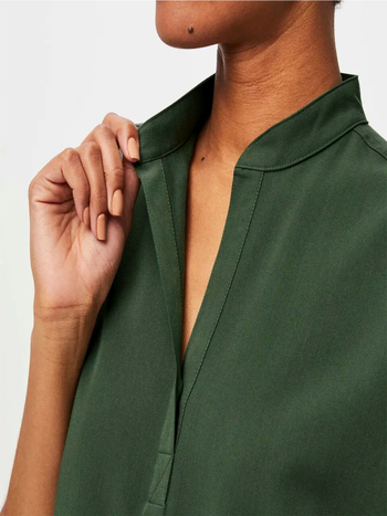 Σετ με πολλά τσεπάκια: κοντομάνικη μπλούζα με ψηλό γιακά και jogger παντελόνια, ύφασμα που απομακρύνει την υγρασία, μείγμα πολυεστέρα-ελαστάνης