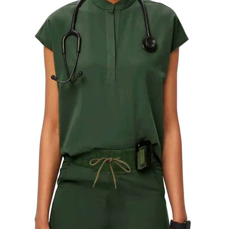 Σετ με πολλά τσεπάκια: κοντομάνικη μπλούζα με ψηλό γιακά και jogger παντελόνια, ύφασμα που απομακρύνει την υγρασία, μείγμα πολυεστέρα-ελαστάνης