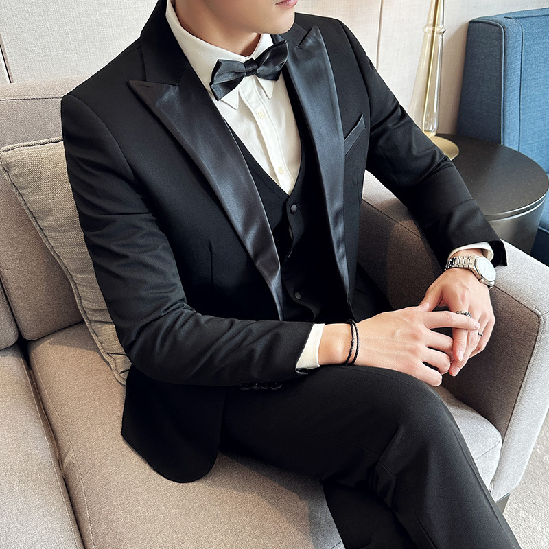 Корейски стил: мъжки тричастов костюм за сватба, тънък силует, еднободна планка, странични цепки, малък ревери, памучно-ацетатна смес (68% ацетат).