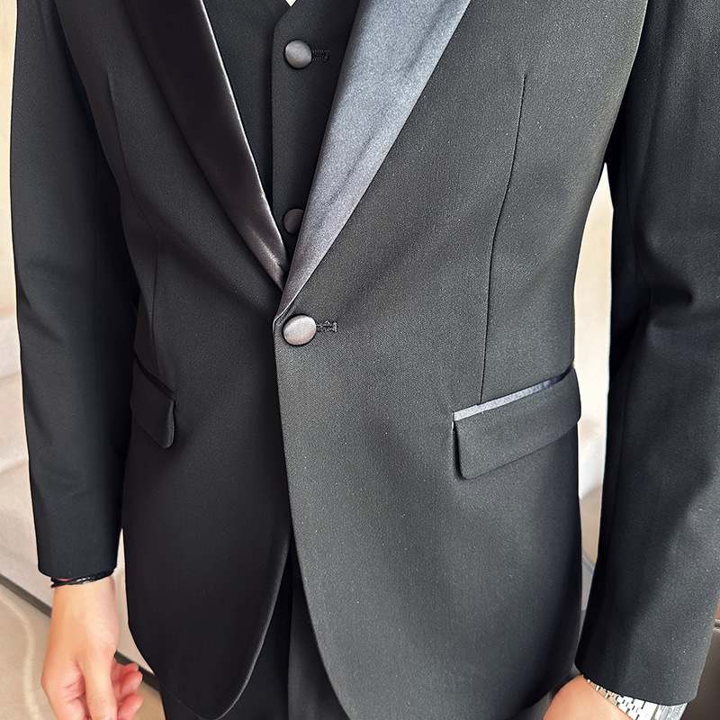 Корейски стил: мъжки тричастов костюм за сватба, тънък силует, еднободна планка, странични цепки, малък ревери, памучно-ацетатна смес (68% ацетат).