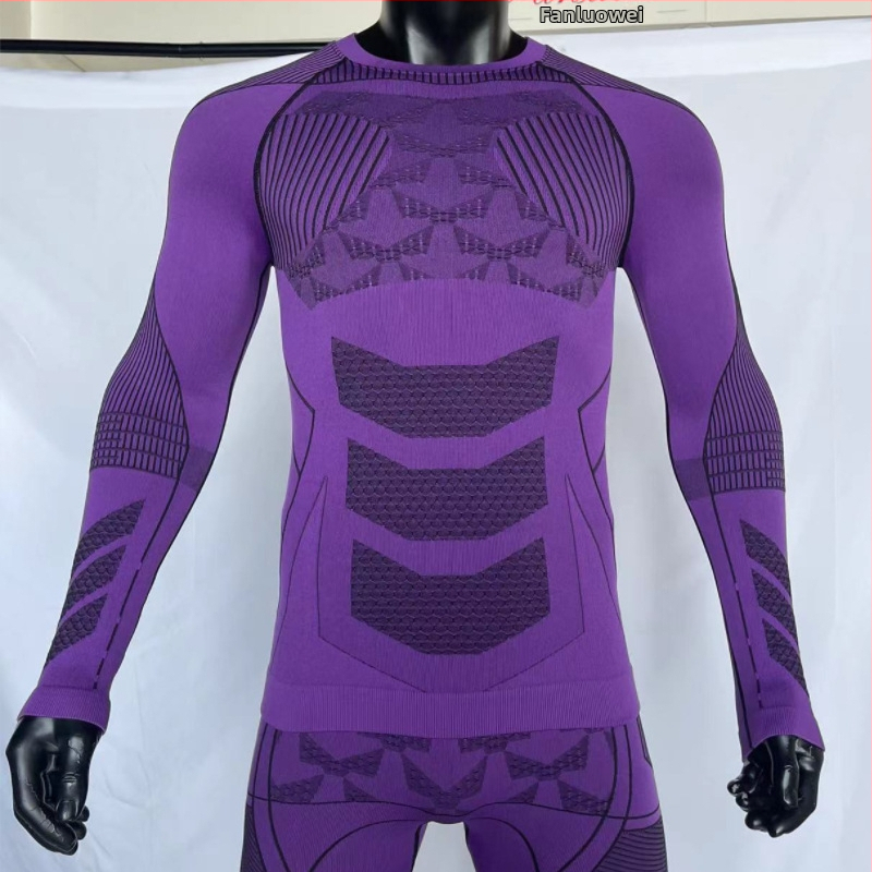 Unisex ziemas komplekts slēpošanai un skrējienam ar ātru žāvēšanu, elpojošs un mitrumu vadot materiāls, garas piedurknes, potīšu garums, apaļš kakls, sastāvs: 65% neilons, 25% poliesteris, 10% spandeks