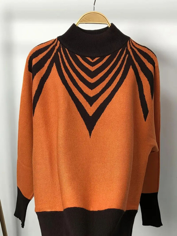 Свитер със смес от вискоза и полиестер, свободна кройка, дълъг ръкав, полутурникел яка