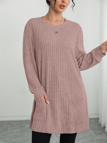 Средно дълъг плетен пуловер с кръгла яка, рибеста текстура, едноцветен, джобове, дълги ръкави, качулка; елегантен градски стил; полиестер–еластанова смес (90–95% полиестер, <30% еластан); дължина 65–80 cm.