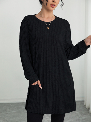 Средно дълъг плетен пуловер с кръгла яка, рибеста текстура, едноцветен, джобове, дълги ръкави, качулка; елегантен градски стил; полиестер–еластанова смес (90–95% полиестер, <30% еластан); дължина 65–80 cm.