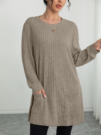 Средно дълъг плетен пуловер с кръгла яка, рибеста текстура, едноцветен, джобове, дълги ръкави, качулка; елегантен градски стил; полиестер–еластанова смес (90–95% полиестер, <30% еластан); дължина 65–80 cm.