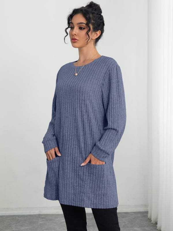 Средно дълъг плетен пуловер с кръгла яка, рибеста текстура, едноцветен, джобове, дълги ръкави, качулка; елегантен градски стил; полиестер–еластанова смес (90–95% полиестер, <30% еластан); дължина 65–80 cm.