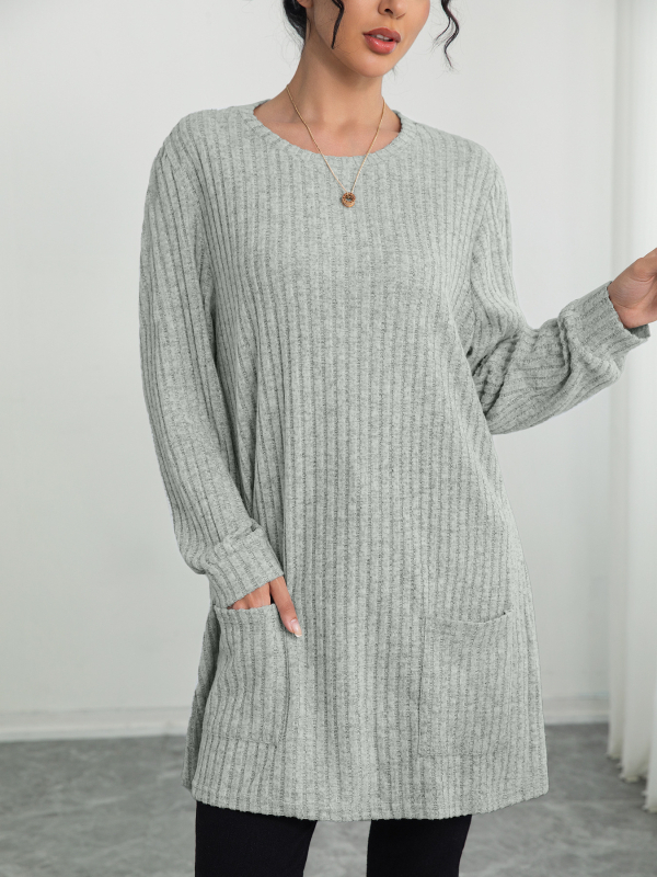 Средно дълъг плетен пуловер с кръгла яка, рибеста текстура, едноцветен, джобове, дълги ръкави, качулка; елегантен градски стил; полиестер–еластанова смес (90–95% полиестер, <30% еластан); дължина 65–80 cm.