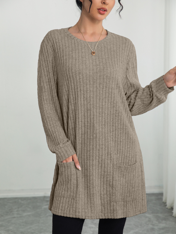 Средно дълъг плетен пуловер с кръгла яка, рибеста текстура, едноцветен, джобове, дълги ръкави, качулка; елегантен градски стил; полиестер–еластанова смес (90–95% полиестер, <30% еластан); дължина 65–80 cm.