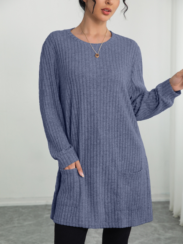Средно дълъг плетен пуловер с кръгла яка, рибеста текстура, едноцветен, джобове, дълги ръкави, качулка; елегантен градски стил; полиестер–еластанова смес (90–95% полиестер, <30% еластан); дължина 65–80 cm.