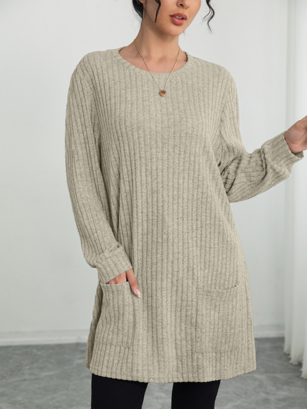 Средно дълъг плетен пуловер с кръгла яка, рибеста текстура, едноцветен, джобове, дълги ръкави, качулка; елегантен градски стил; полиестер–еластанова смес (90–95% полиестер, <30% еластан); дължина 65–80 cm.