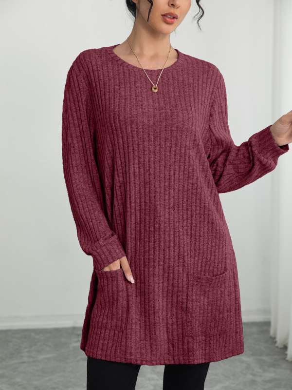 Средно дълъг плетен пуловер с кръгла яка, рибеста текстура, едноцветен, джобове, дълги ръкави, качулка; елегантен градски стил; полиестер–еластанова смес (90–95% полиестер, <30% еластан); дължина 65–80 cm.