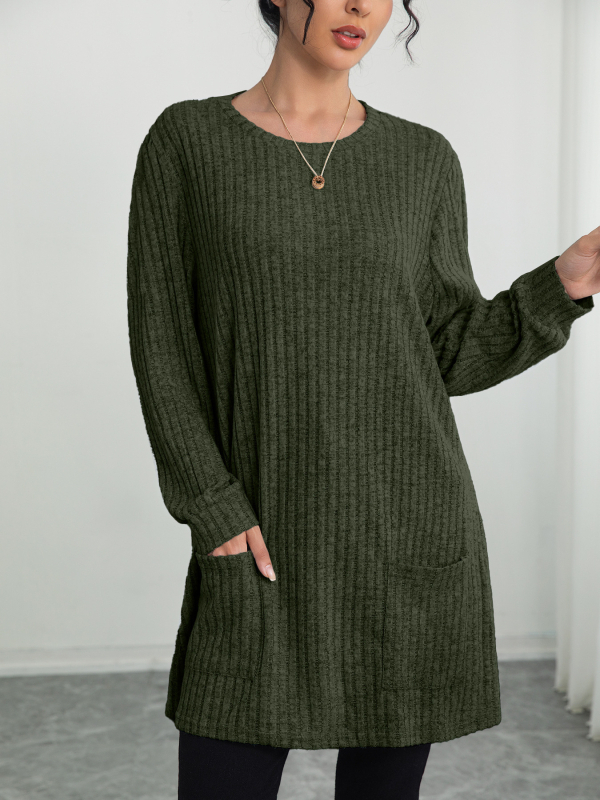 Средно дълъг плетен пуловер с кръгла яка, рибеста текстура, едноцветен, джобове, дълги ръкави, качулка; елегантен градски стил; полиестер–еластанова смес (90–95% полиестер, <30% еластан); дължина 65–80 cm.