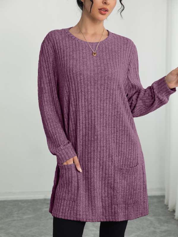 Средно дълъг плетен пуловер с кръгла яка, рибеста текстура, едноцветен, джобове, дълги ръкави, качулка; елегантен градски стил; полиестер–еластанова смес (90–95% полиестер, <30% еластан); дължина 65–80 cm.