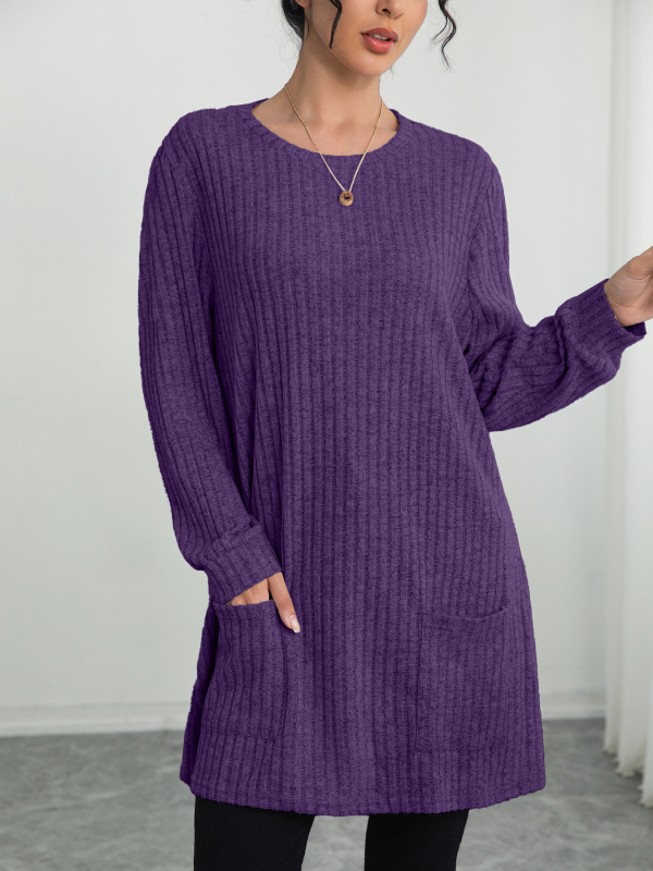 Средно дълъг плетен пуловер с кръгла яка, рибеста текстура, едноцветен, джобове, дълги ръкави, качулка; елегантен градски стил; полиестер–еластанова смес (90–95% полиестер, <30% еластан); дължина 65–80 cm.