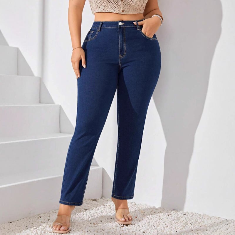 Дънки с прави крачоли и еластична материя, средно повдигната талия, деним със съдържание 50–70% памук и до 30% полиестер, средна дебелина, дълги панталони за жени