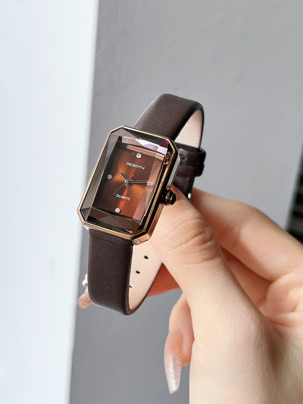 Дамски часовник с правоъгълен циферблат, кожена каишка, кварцов механизъм, корпус от сплав, спирална корона