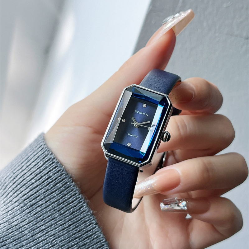 Дамски часовник с правоъгълен циферблат, кожена каишка, кварцов механизъм, корпус от сплав, спирална корона