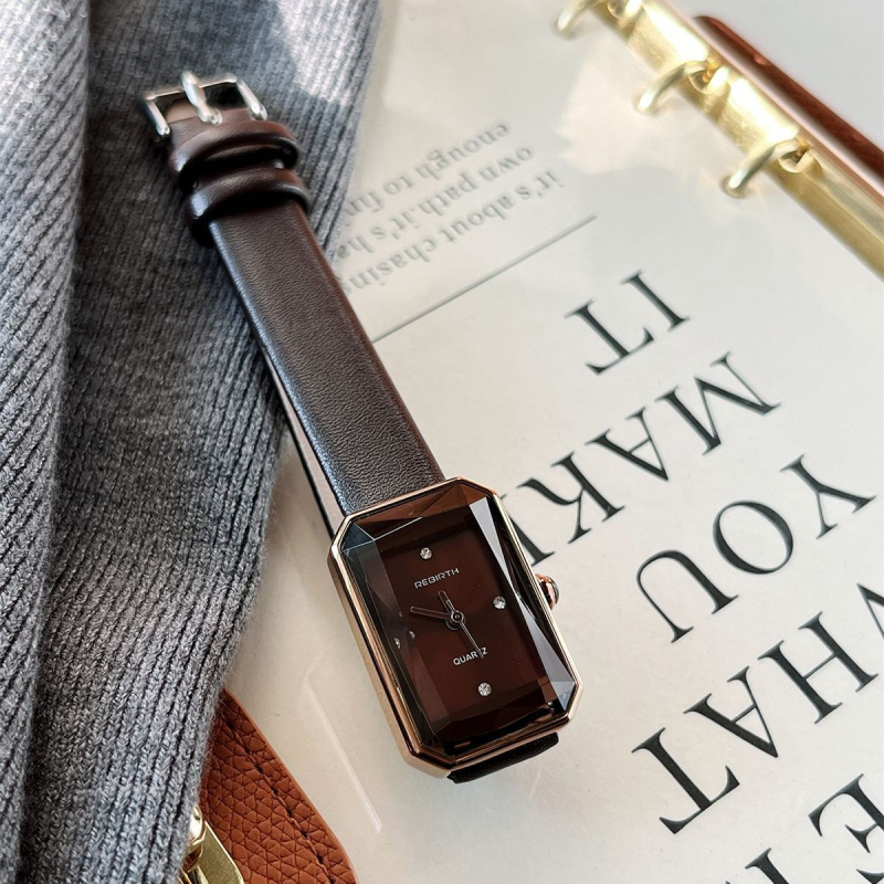 Дамски часовник с правоъгълен циферблат, кожена каишка, кварцов механизъм, корпус от сплав, спирална корона