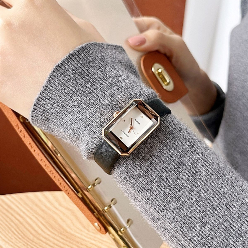 Дамски часовник с правоъгълен циферблат, кожена каишка, кварцов механизъм, корпус от сплав, спирална корона