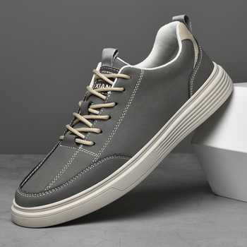 Meeste tossud: ümmarguse ninaga, pealmine kiht superkiududest, kummist tald, paeltega kinnitatav, vastupidavad kulumisele