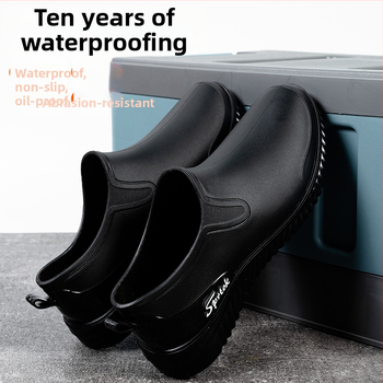 Meeste lühikesed vihmajalatsid PVC ülaosaga, plastmassist tallaga, libisemisvastane ja kulumiskindel, nelja aastaaja kasutamiseks