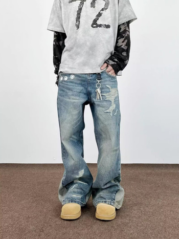 Дънки, свободна кройка, патчворк и distressed, деконструиран дизайн, средна талия, цип, памучен деним, микроеластичност, леко разширени крачоли