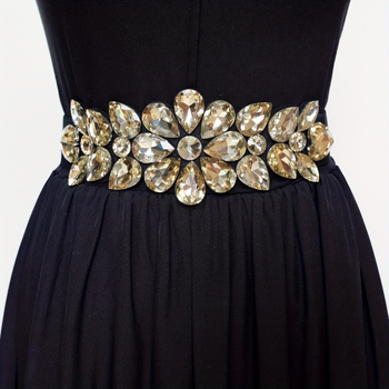 Ръчно нашит колан от велур с мънисти и PVC ролкова катарама