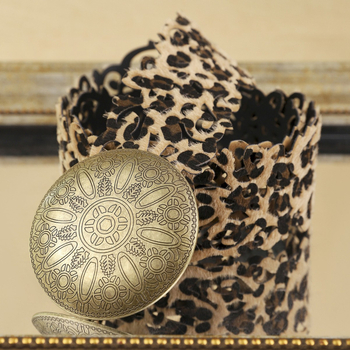 Широк колан от PU кожа с катарама от сплав с гравиран диск, закопчаване с кука, повърхност гравирана и електроплакирана