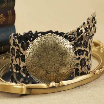 Широк колан от PU кожа с катарама от сплав с гравиран диск, закопчаване с кука, повърхност гравирана и електроплакирана