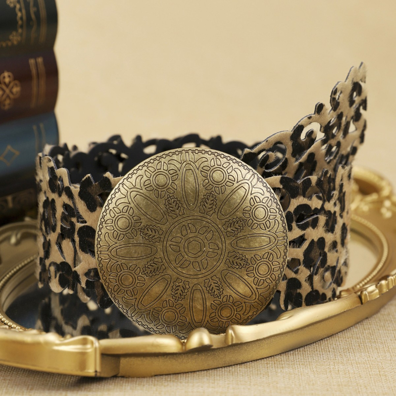 Centură lată din piele PU, cataramă din aliaj gravată cu disc, închidere cu cârlig, finisaj gravat și electroplatat