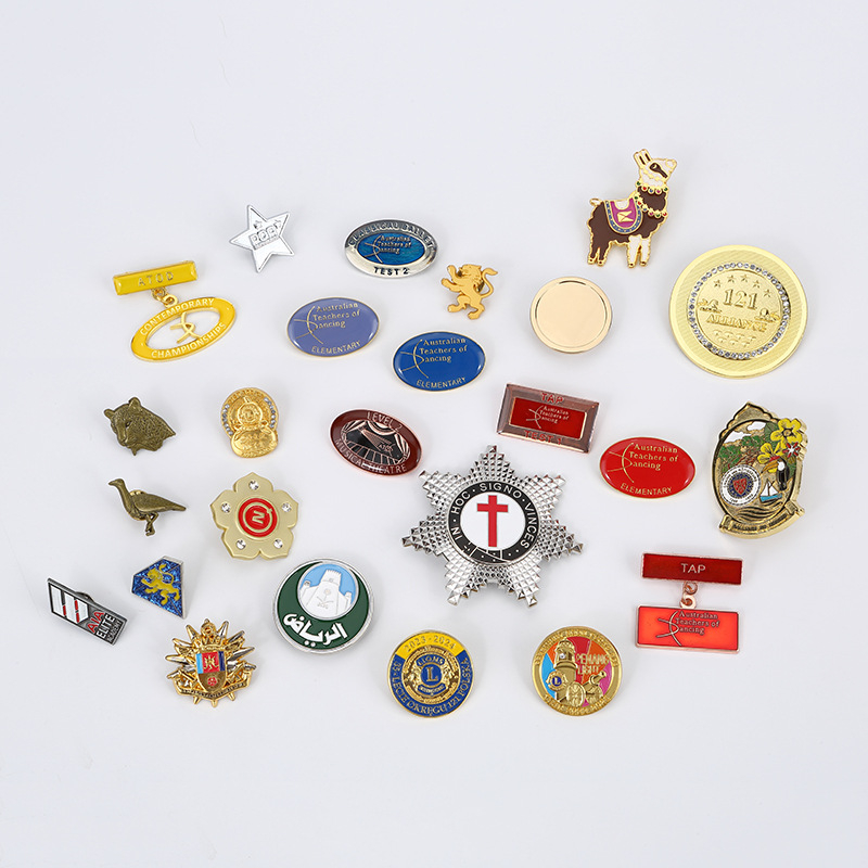 Metallist märgis kohandatud logoga, tsink sulam, die-casting valatud, kinnitus: liblikaklamber, nõel või nupud, kinkekarp