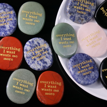 Гравиран овален обсидианов палмов камък за облекчаване на стреса