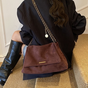 Τσάντα Tote από δέρμα ελάφου, οριζόντια τετράγωνο σχήμα, κλείσιμο με καπάκι, εσωτερική τσέπη με φερμουάρ