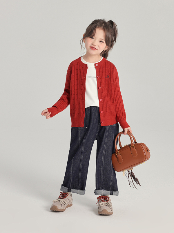 Детски плетен кардиган, кръгло деколте, дълги ръкави, закопчаване с едно редче копчета, едноцветен с букви, 70% полиестер, Пролет 2025