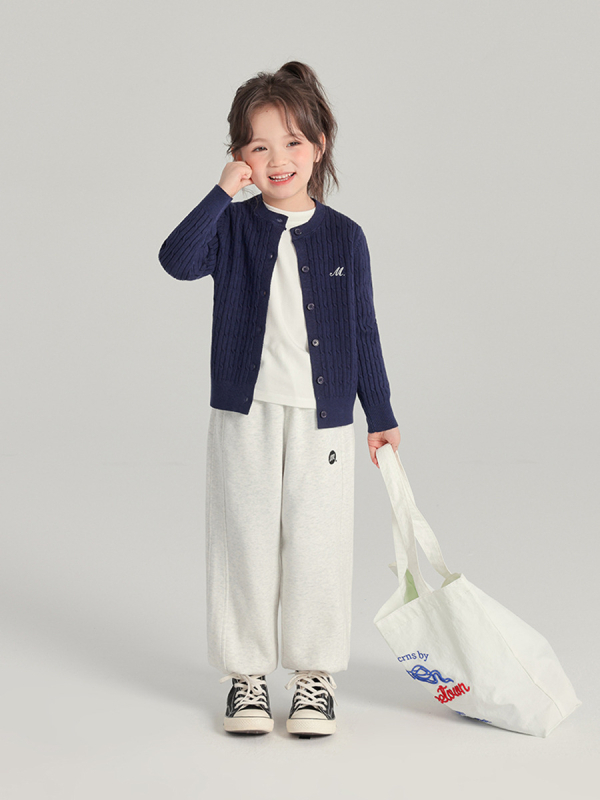 Детски плетен кардиган, кръгло деколте, дълги ръкави, закопчаване с едно редче копчета, едноцветен с букви, 70% полиестер, Пролет 2025