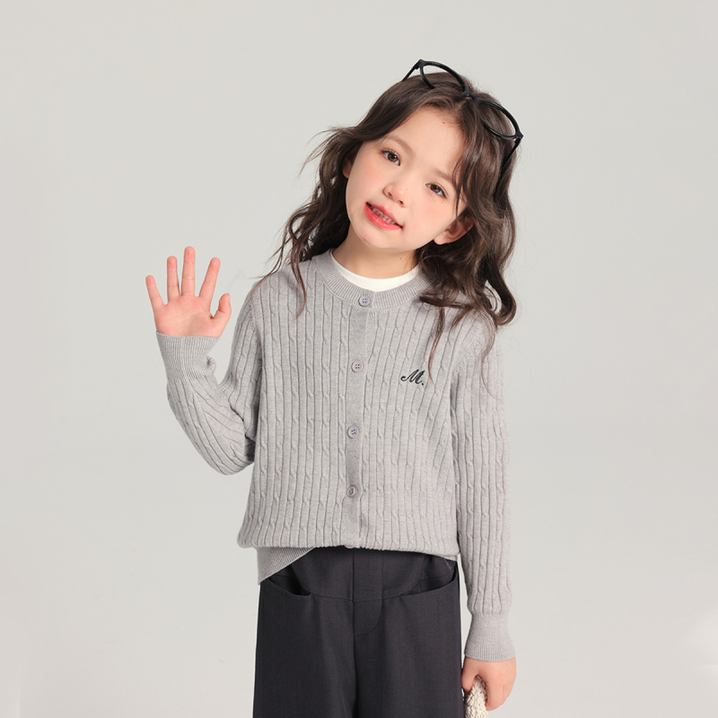 Детски плетен кардиган, кръгло деколте, дълги ръкави, закопчаване с едно редче копчета, едноцветен с букви, 70% полиестер, Пролет 2025