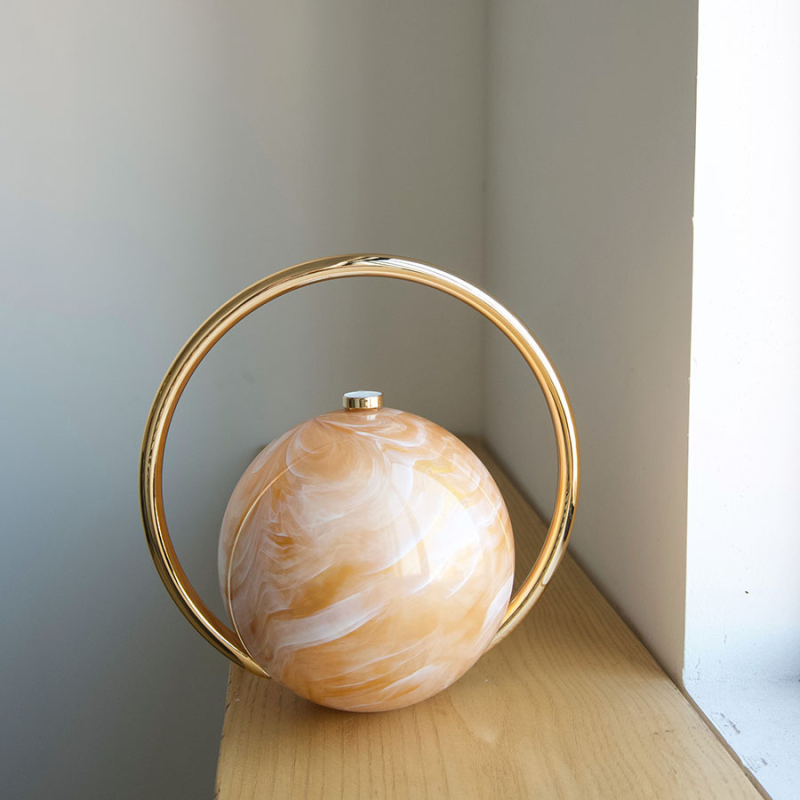 Akrüülkõrvakäekott marmormustriga, sfääriline õhtukott lukustusega, vooderita, sisemine dokumendikott