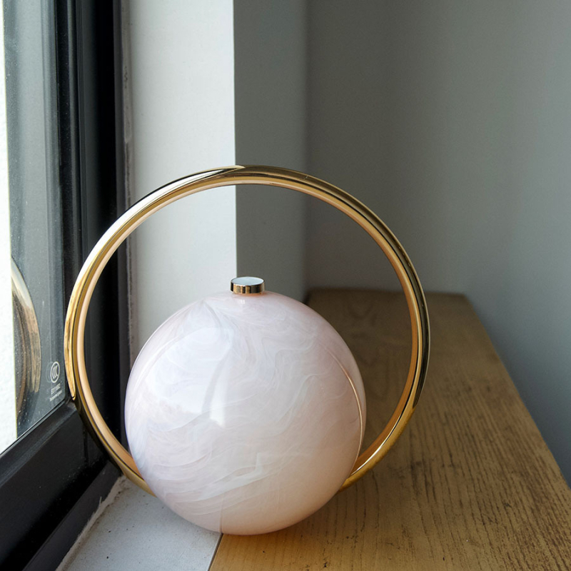 Akrüülkõrvakäekott marmormustriga, sfääriline õhtukott lukustusega, vooderita, sisemine dokumendikott