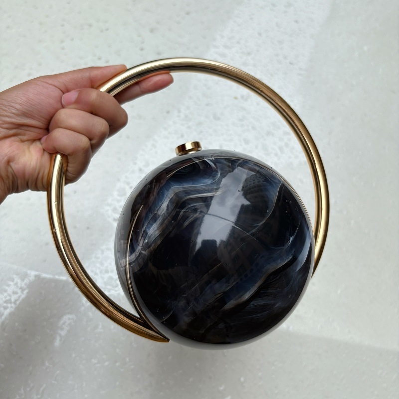 Akrüülkõrvakäekott marmormustriga, sfääriline õhtukott lukustusega, vooderita, sisemine dokumendikott